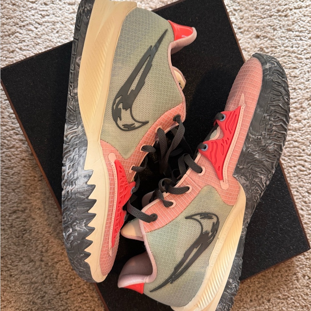 KYRIE 4 LOW PALE CORAL
